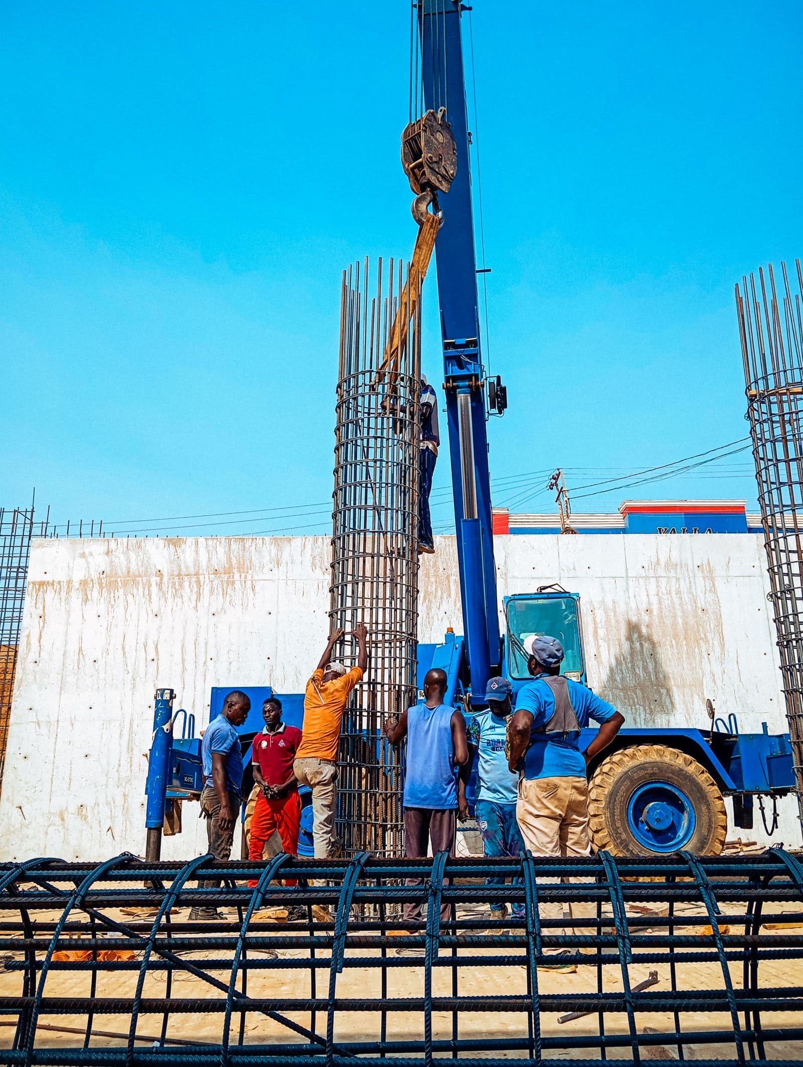 Chantier de construction avec ferraillage et grue de levage