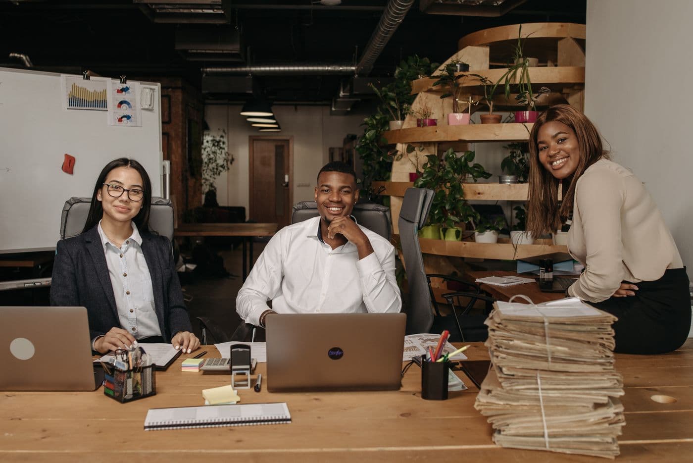Équipe de professionnels du cabinet au travail dans un bureau moderne